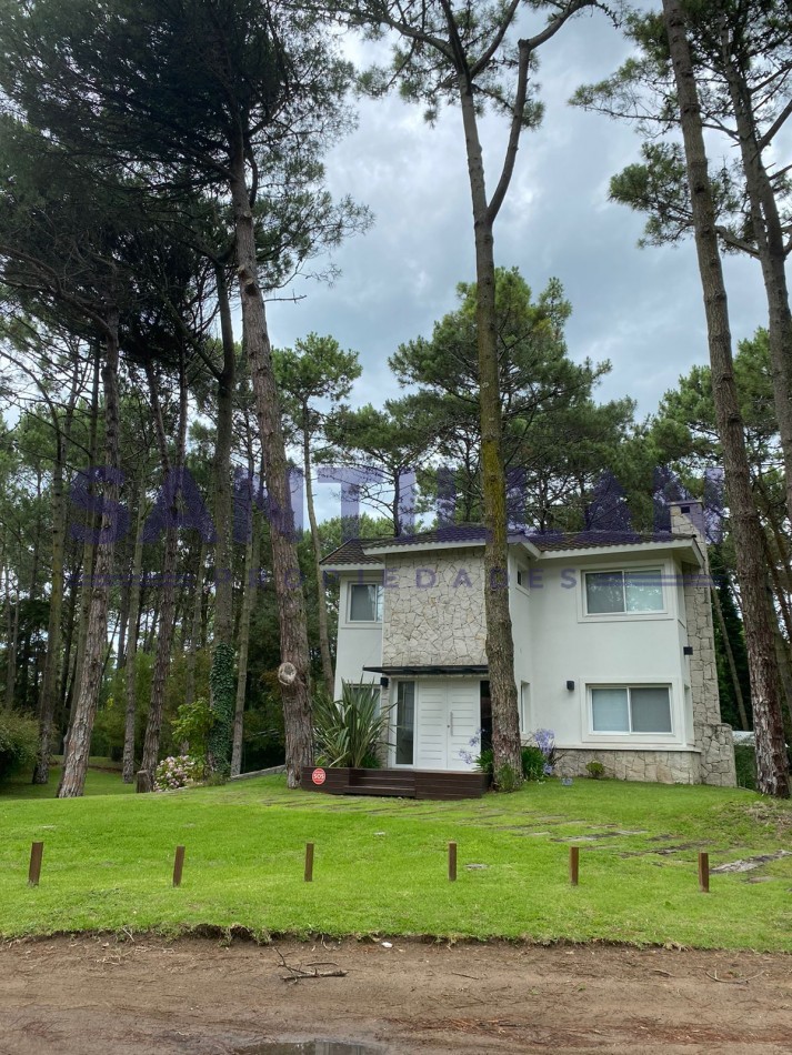 Moderna Propiedad en el bosque de Carilo