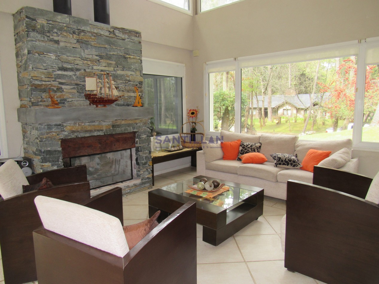 Hermosa y Moderna Propiedad con Piscina Climatizada en Carilo