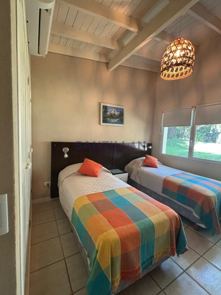Hermosa y Moderna Propiedad con Piscina Climatizada en Carilo