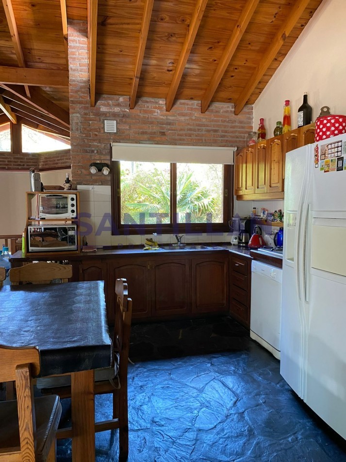 CASA EN ALQUILER  EN EL BOSQUE DE CARILO CON JACUZZI