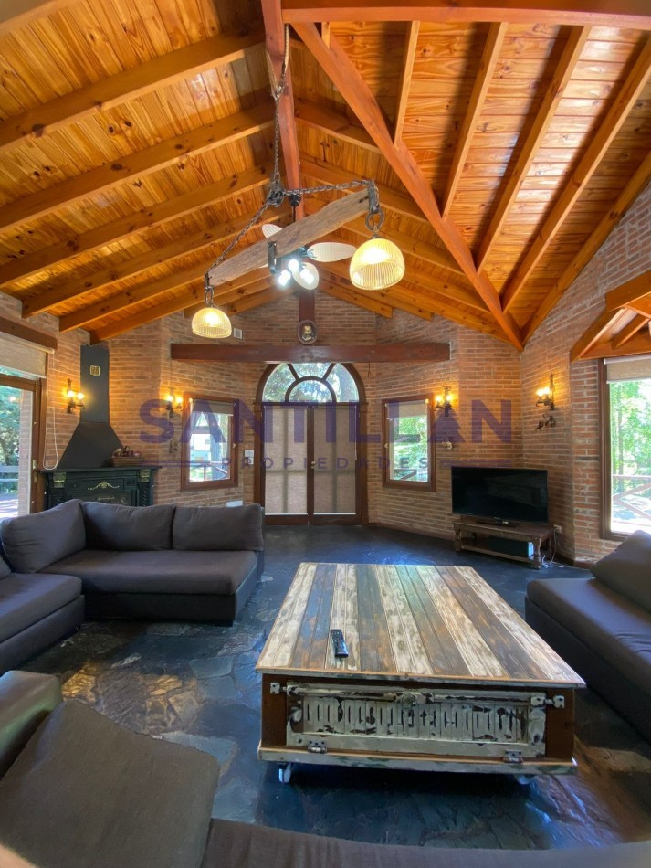 CASA EN ALQUILER  EN EL BOSQUE DE CARILO CON JACUZZI