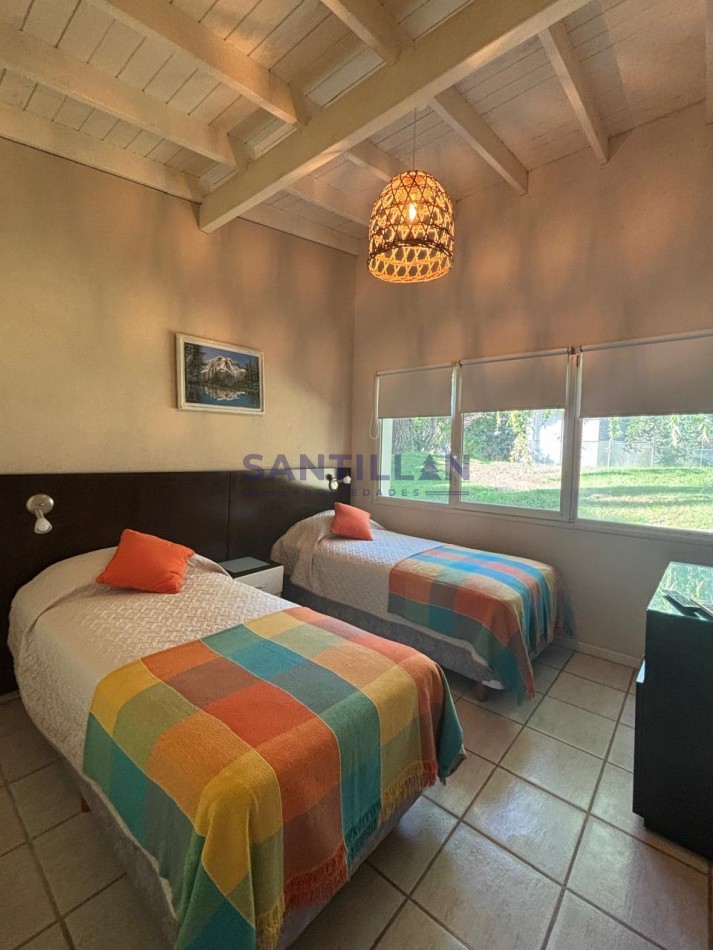 Hermosa y Moderna Propiedad con Piscina Climatizada en Carilo