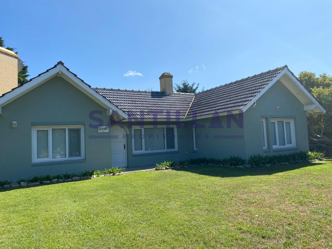 Propiedad con Piscina en Carilo a 100 mts del Mar