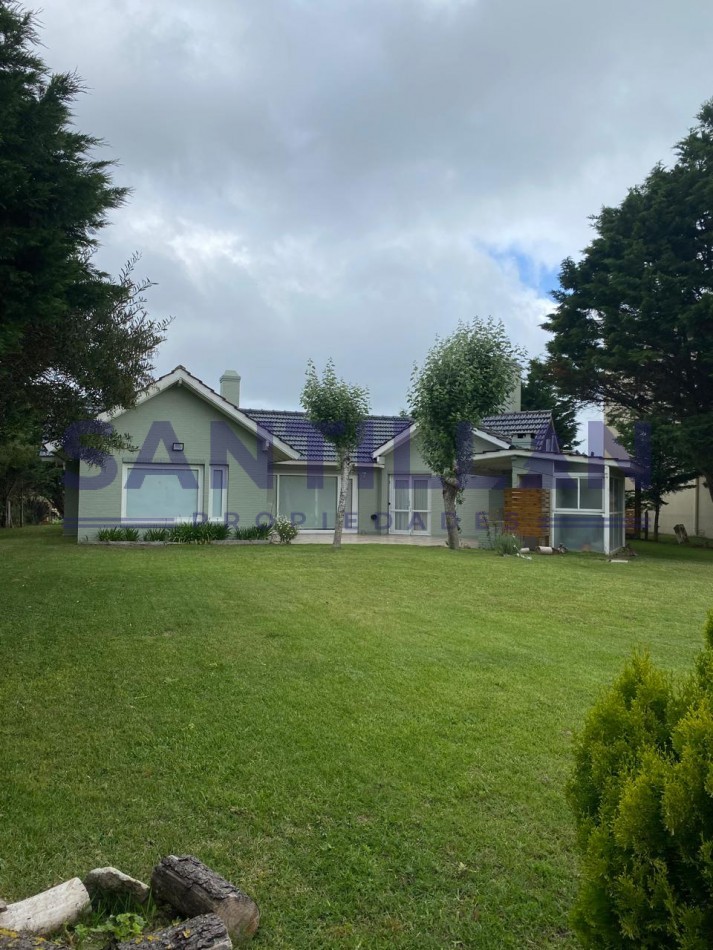 Propiedad con Piscina en Carilo a 100 mts del Mar