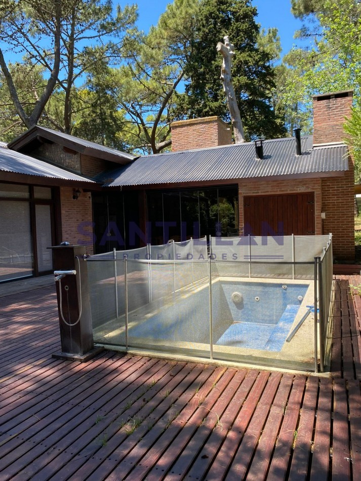 CASA EN ALQUILER  EN EL BOSQUE DE CARILO CON JACUZZI