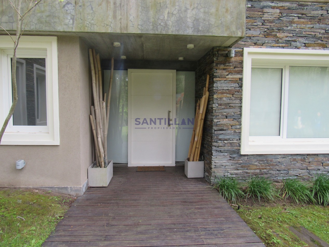 Hermosa y Moderna Propiedad con Piscina Climatizada en Carilo