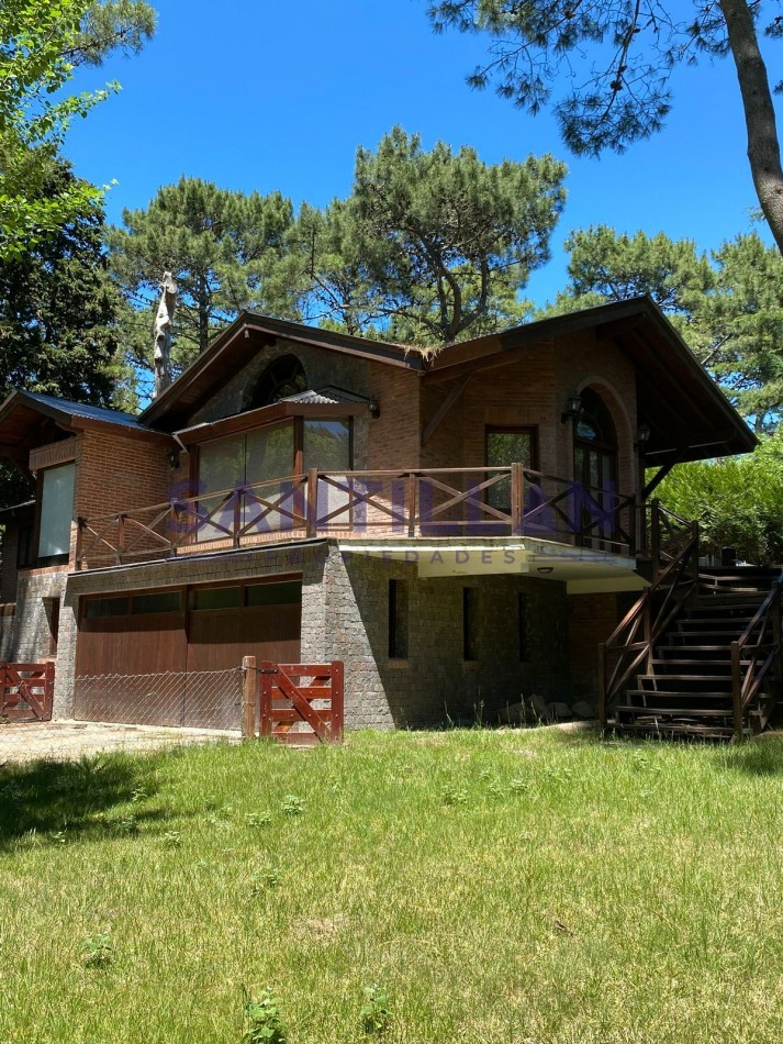 CASA EN ALQUILER  EN EL BOSQUE DE CARILO CON JACUZZI