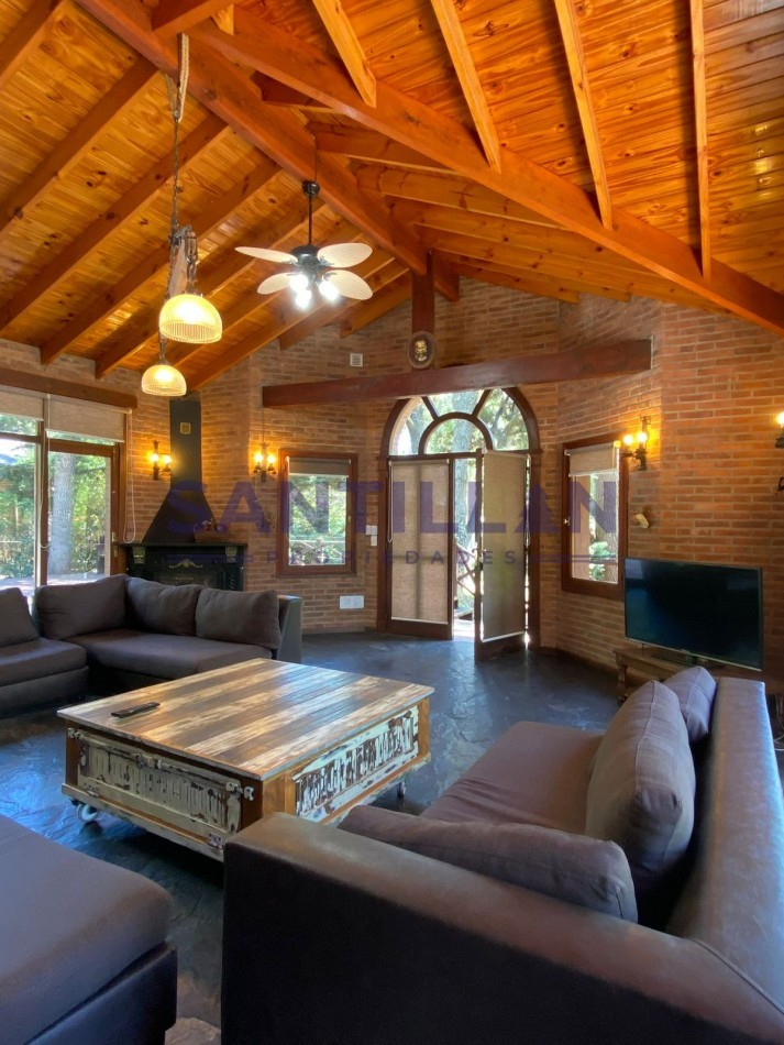 CASA EN ALQUILER  EN EL BOSQUE DE CARILO CON JACUZZI