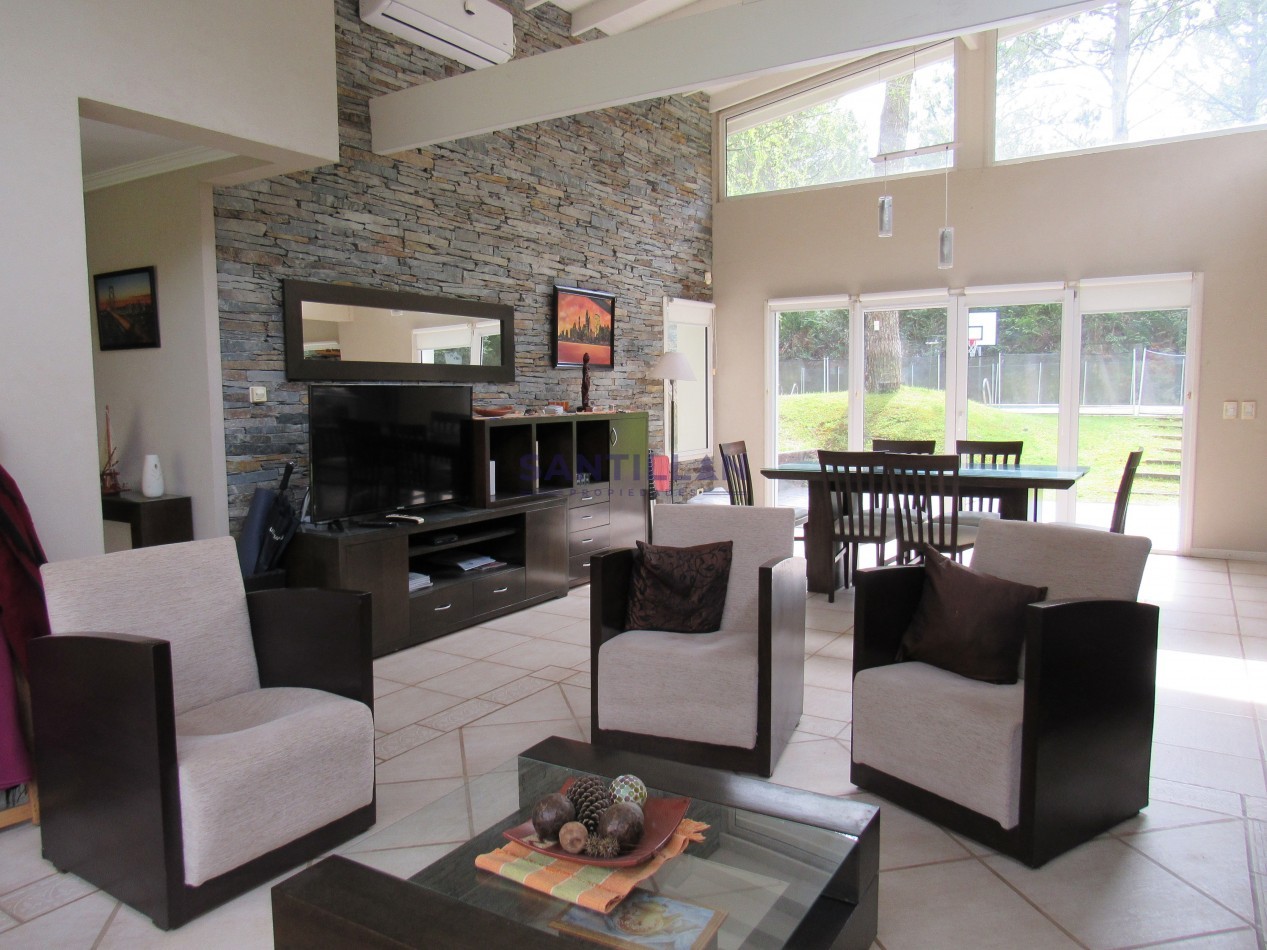 Hermosa y Moderna Propiedad con Piscina Climatizada en Carilo