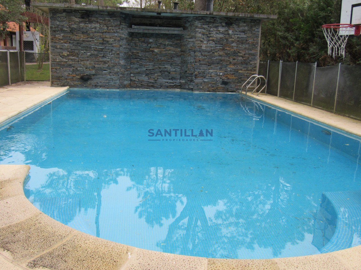Hermosa y Moderna Propiedad con Piscina Climatizada en Carilo