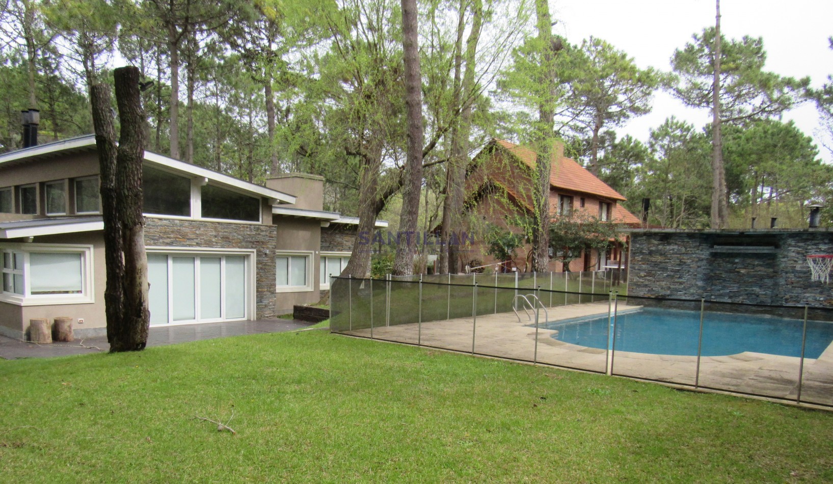 Hermosa y Moderna Propiedad con Piscina Climatizada en Carilo
