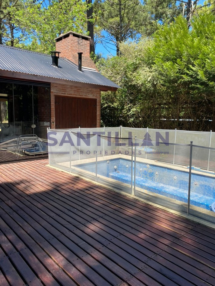 CASA EN ALQUILER  EN EL BOSQUE DE CARILO CON JACUZZI