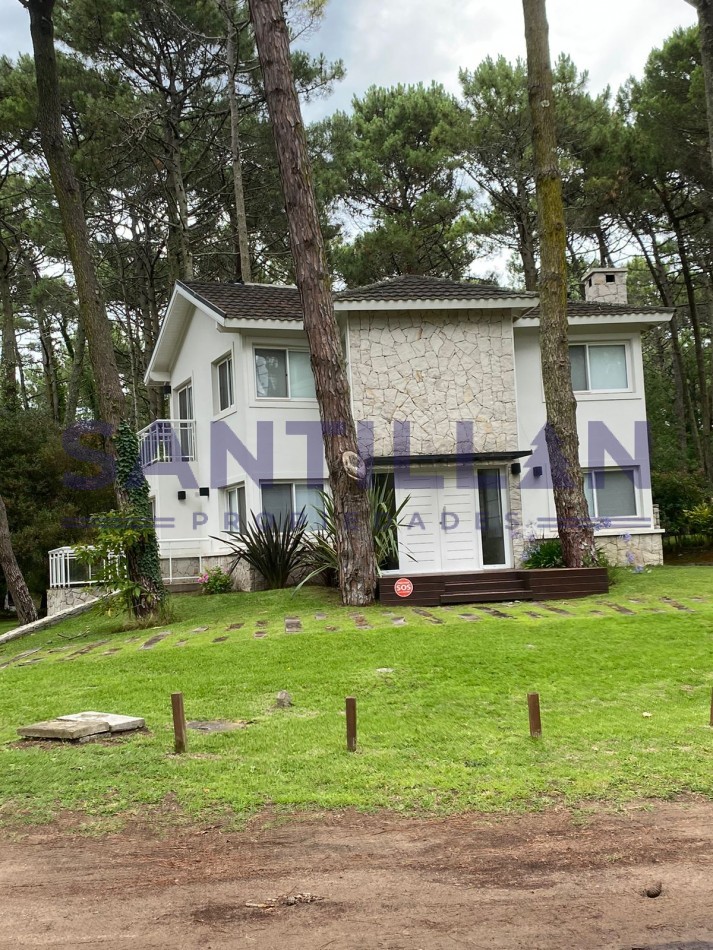 Moderna Propiedad en el bosque de Carilo