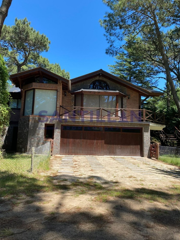 CASA EN ALQUILER  EN EL BOSQUE DE CARILO CON JACUZZI
