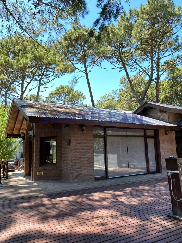 CASA EN ALQUILER  EN EL BOSQUE DE CARILO CON JACUZZI