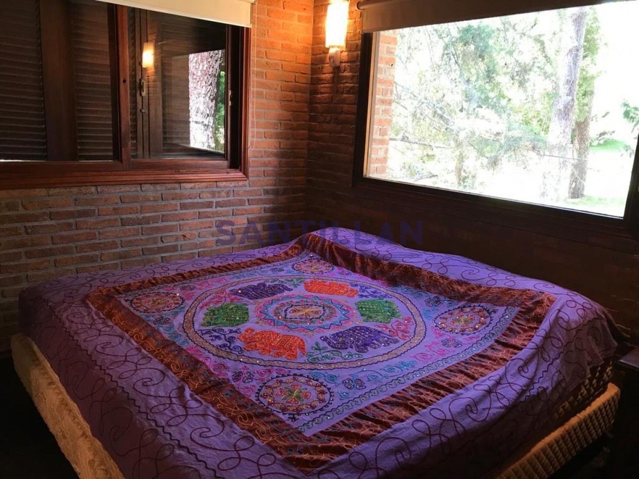 CASA EN ALQUILER  EN EL BOSQUE DE CARILO CON JACUZZI