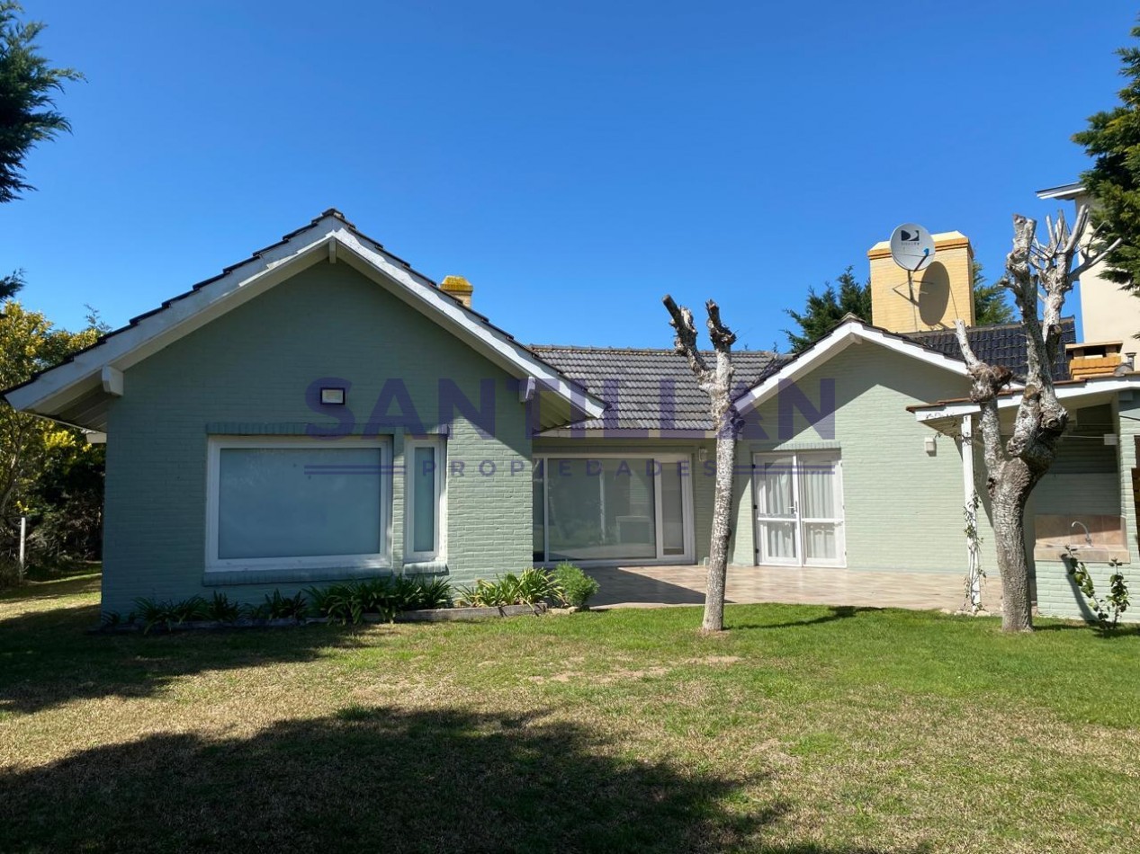 Propiedad con Piscina en Carilo a 100 mts del Mar