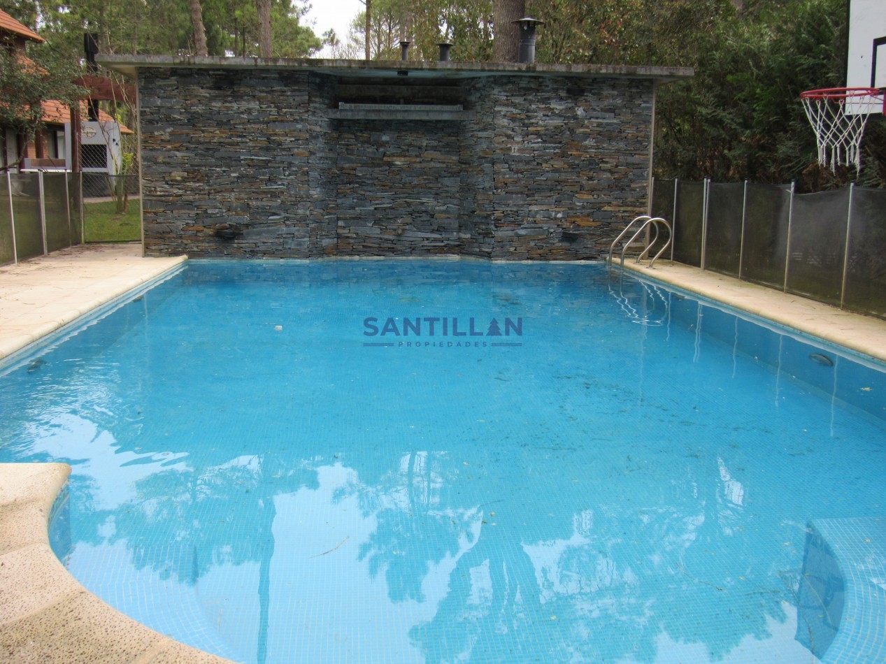 Hermosa y Moderna Propiedad con Piscina Climatizada en Carilo