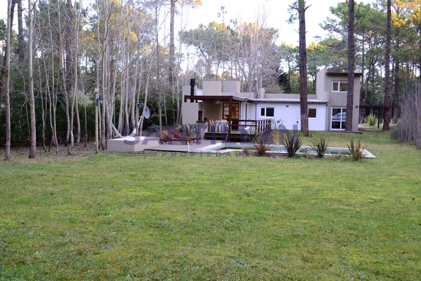Propiedad con piscina en Carilo
