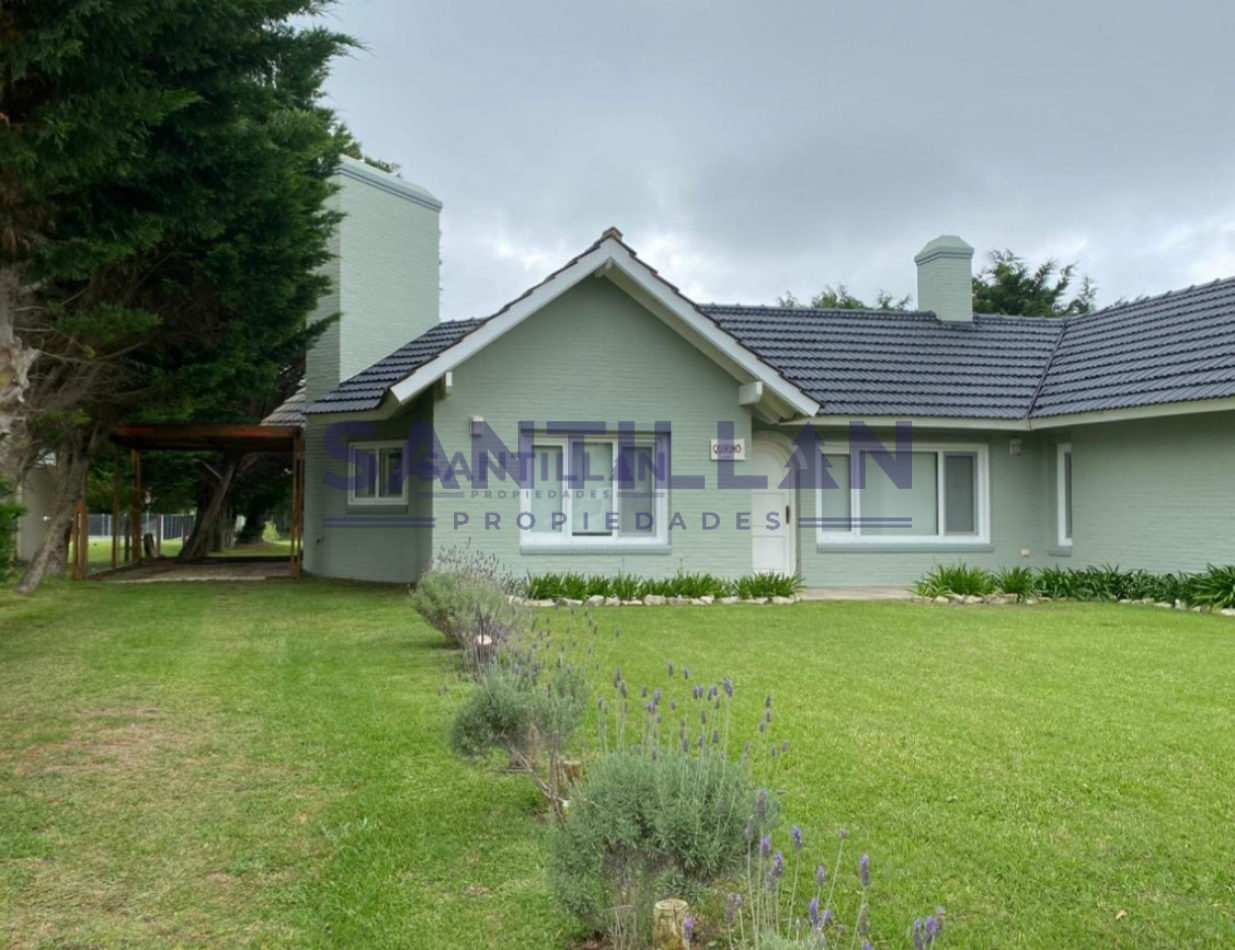 Propiedad con Piscina en Carilo a 100 mts del Mar