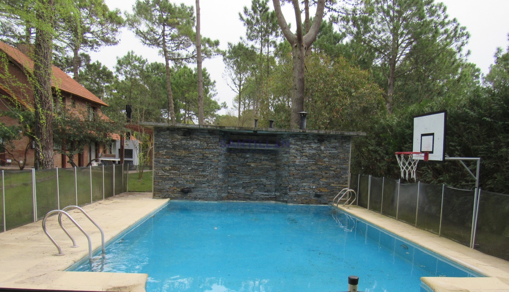 Hermosa y Moderna Propiedad con Piscina Climatizada en Carilo