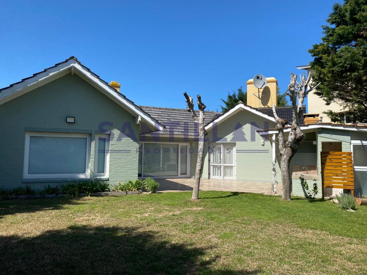 Propiedad con Piscina en Carilo a 100 mts del Mar