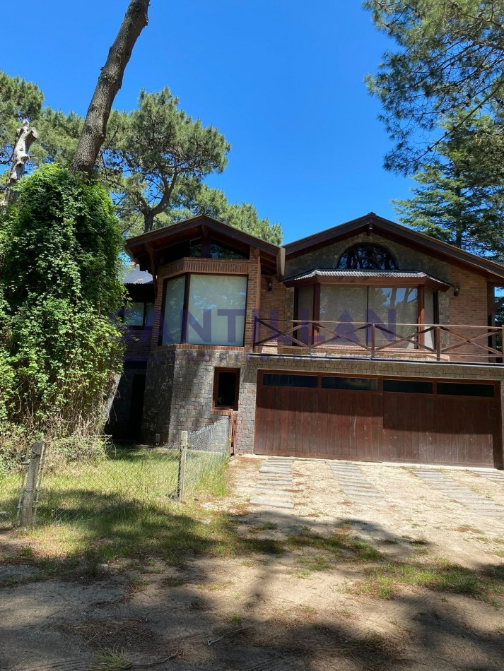 CASA EN ALQUILER  EN EL BOSQUE DE CARILO CON JACUZZI