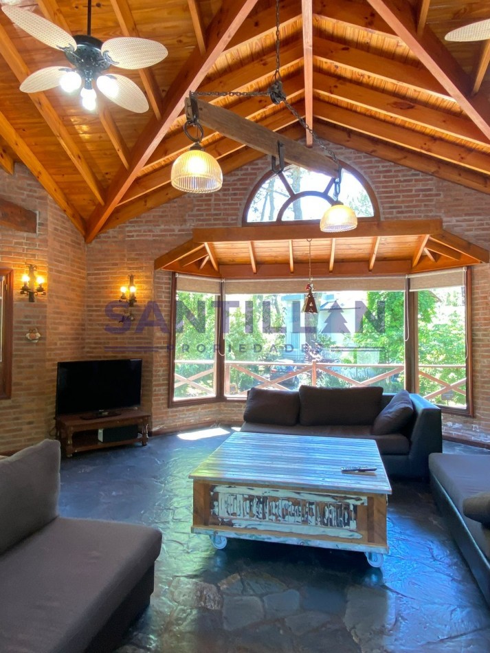 CASA EN ALQUILER  EN EL BOSQUE DE CARILO CON JACUZZI