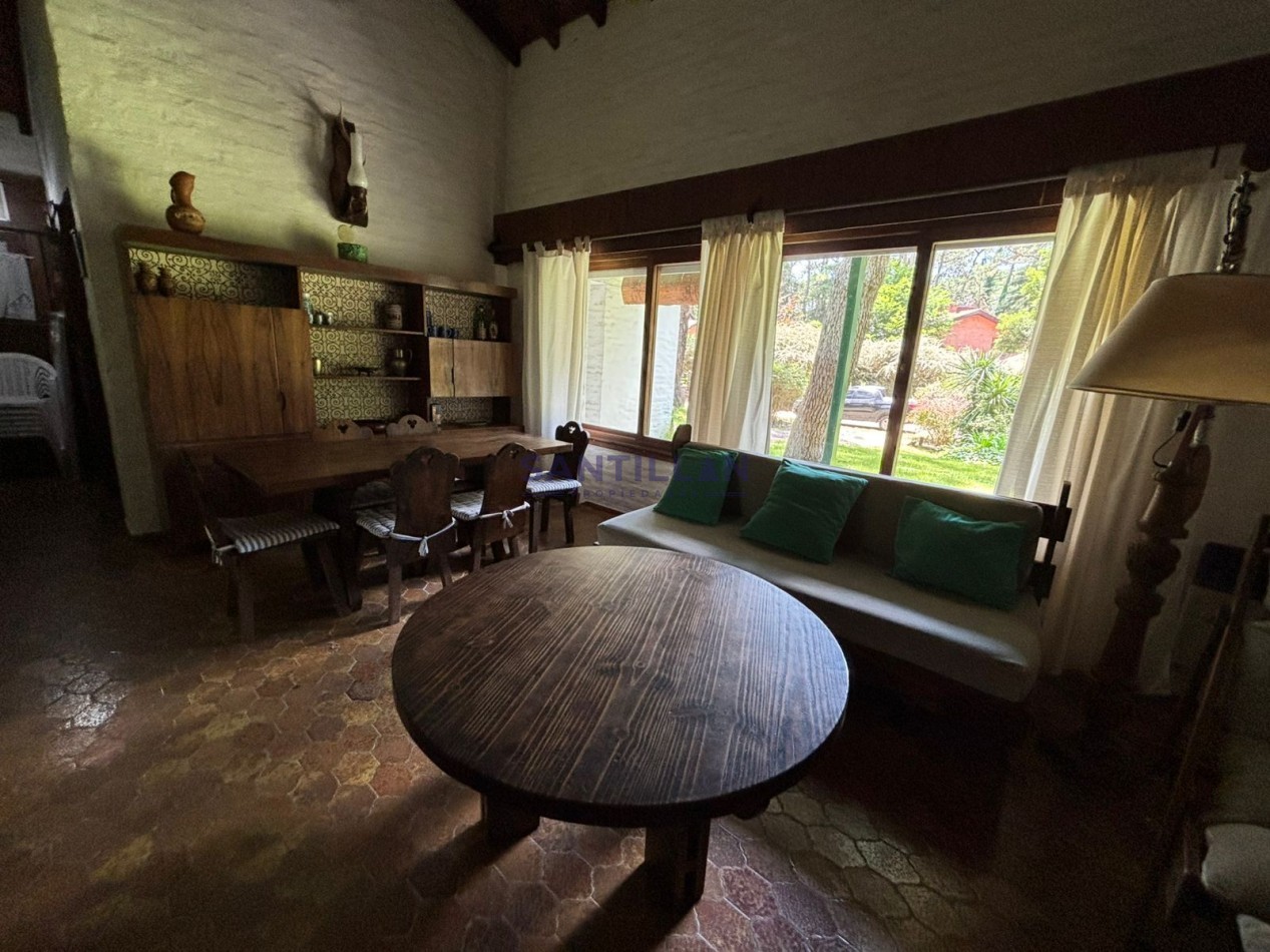 Propiedad De Estilo Tradicional En El Bosque De Carilo