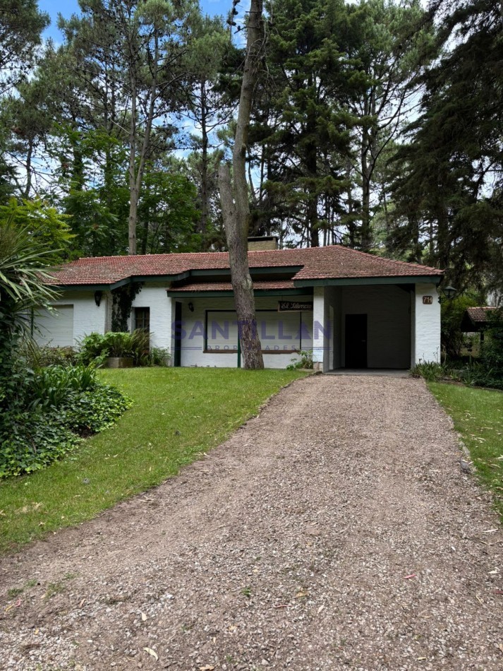 Propiedad De Estilo Tradicional En El Bosque De Carilo