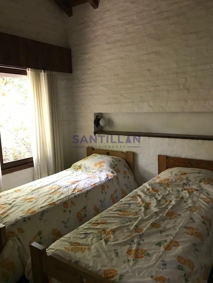 Propiedad De Estilo Tradicional En El Bosque De Carilo