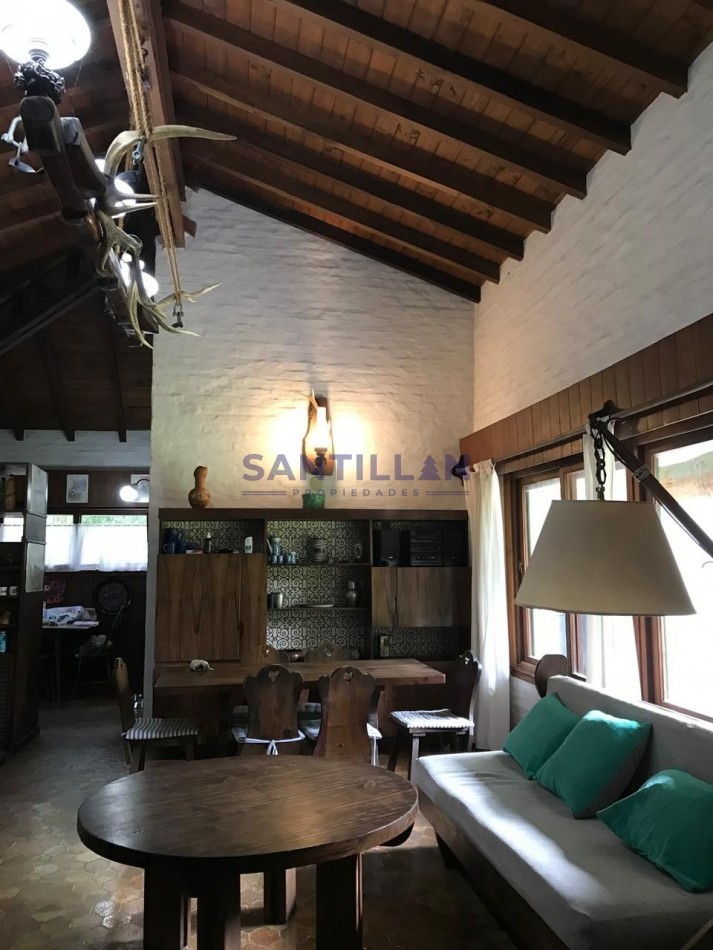 Propiedad De Estilo Tradicional En El Bosque De Carilo