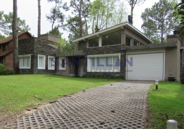 Hermosa y Moderna Propiedad con Piscina Climatizada en Carilo