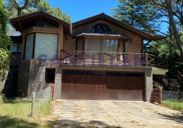 CASA EN ALQUILER  EN EL BOSQUE DE CARILO CON JACUZZI